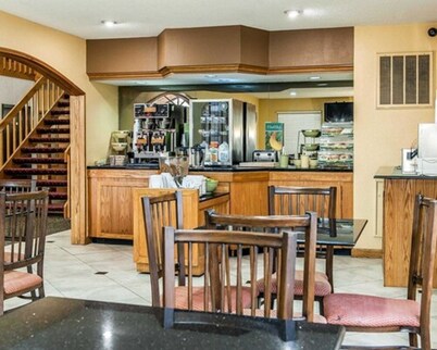 Quality Inn & Suites Shelbyville I-74