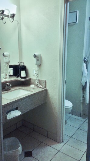 Suite, 1 King-Bett | Badezimmer | Duschwanne, Hydromassagedusche, kostenlose Toilettenartikel