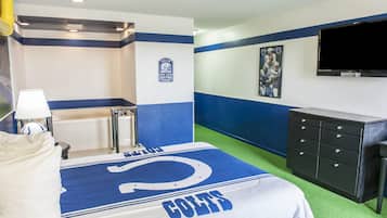 Suite, 1 grand lit, baignoire à jets | Coffres-forts dans les chambres, bureau