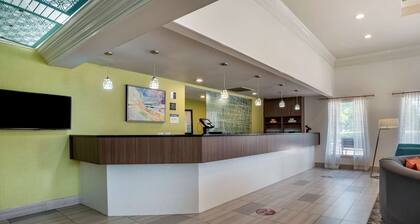 Best Western Carlton Suites