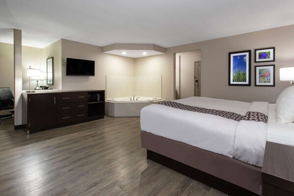 Habitación Deluxe, 1 cama King size, para no fumadores, hidromasaje | Escritorio, espacio para trabajar con laptop y cortinas blackout 