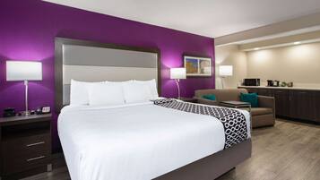 Executive Room, 1 King Bed with Sofa bed, Non Smoking | Desk, laptop workspace, blackout drapes, iron/ironing board