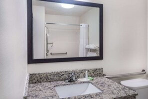 Habitación, 1 cama de matrimonio, accesible en silla de ruedas, no fumadores | Baño accesible en silla de ruedas