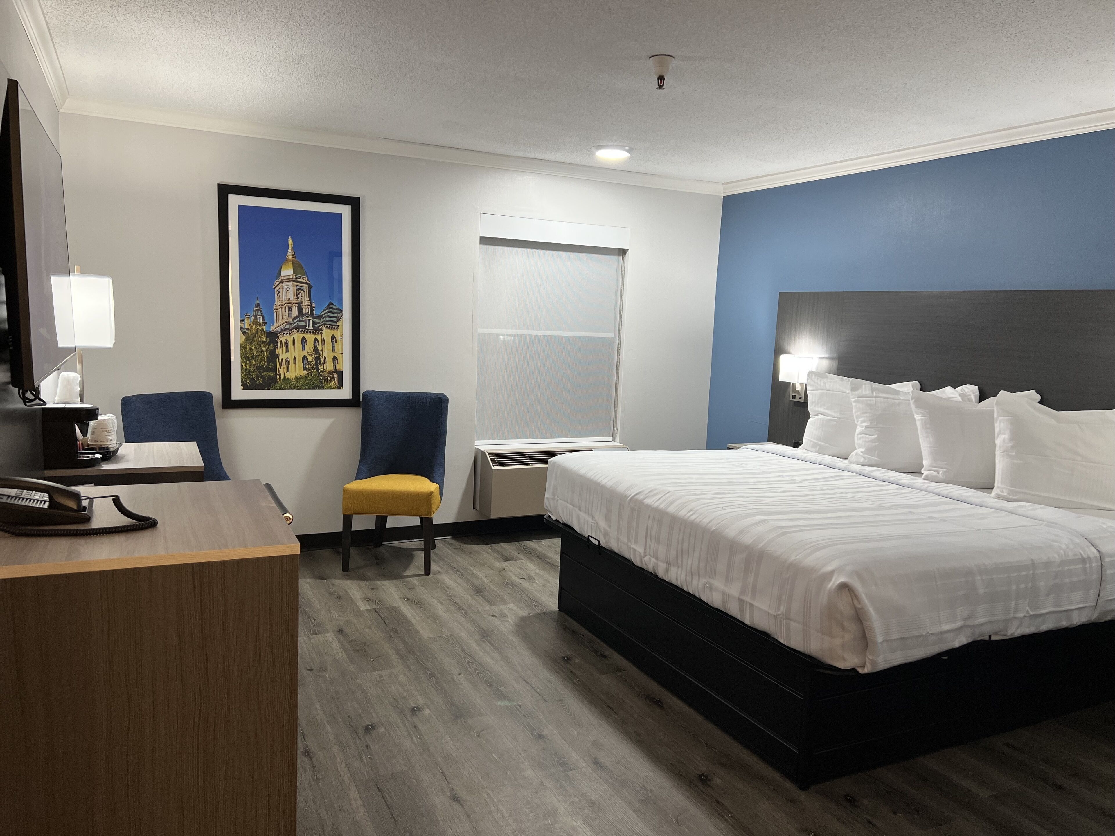 Standard Room, 1 King Bed, Non Smoking, Refrigerator & Microwave | Desk, laptop workspace, iron/ironing board, free WiFi
