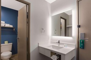 1 habitación, escritorio y espacio para trabajar con laptop 