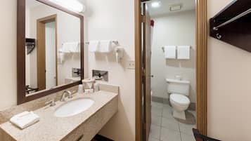 Habitación superior, 1 cama de matrimonio grande, no fumadores | Baño | Ducha y bañera combinadas y artículos de higiene personal gratuitos