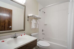 Bañera con ducha, secador de pelo, toallas