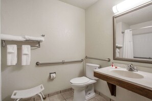 Combined shower/bathtub, hair dryer, towels