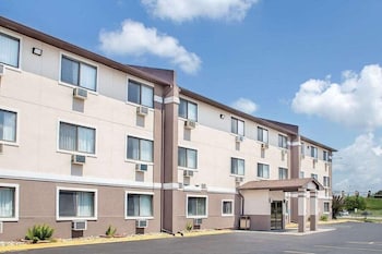 Boarders Inn & Suites by Cobblestone Hotels - Waterloo/Cedar Fal