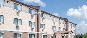 Boarders Inn & Suites by Cobblestone Hotels - Waterloo/Cedar Falls