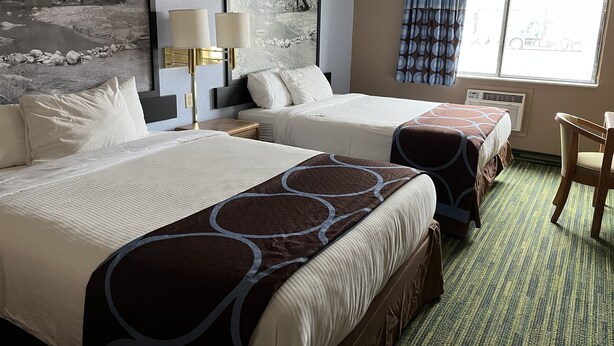 A hotel room with two beds, a desk, and a large window. - Boarders Inn & Suites by Cobblestone Hotels - Waterloo/Cedar Falls (Waterloo)