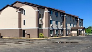 A multi-story building with a flat roof, large windows, and a parking lot in front. - Boarders Inn & Suites by Cobblestone Hotels - Waterloo/Cedar Falls (Waterloo)