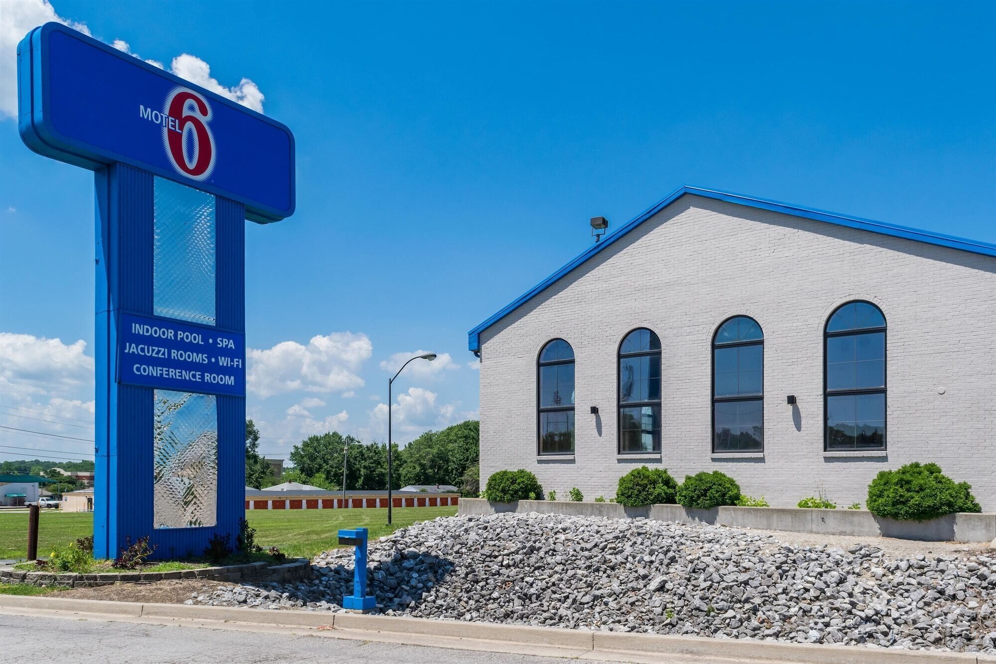 A building with a blue sign indicating it is a Motel 6.