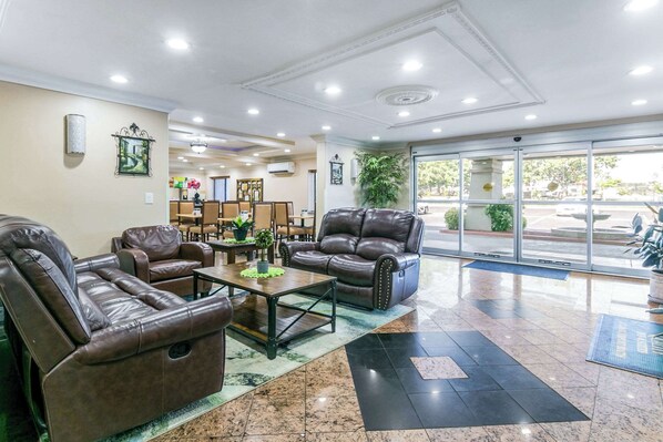 Lobby - Quality Inn & Suites (College Park)