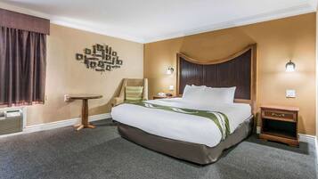 Quarto, 1 cama King, acessível, para não fumantes | 1 quarto, roupas de cama premium, camas com colchões pillow-top