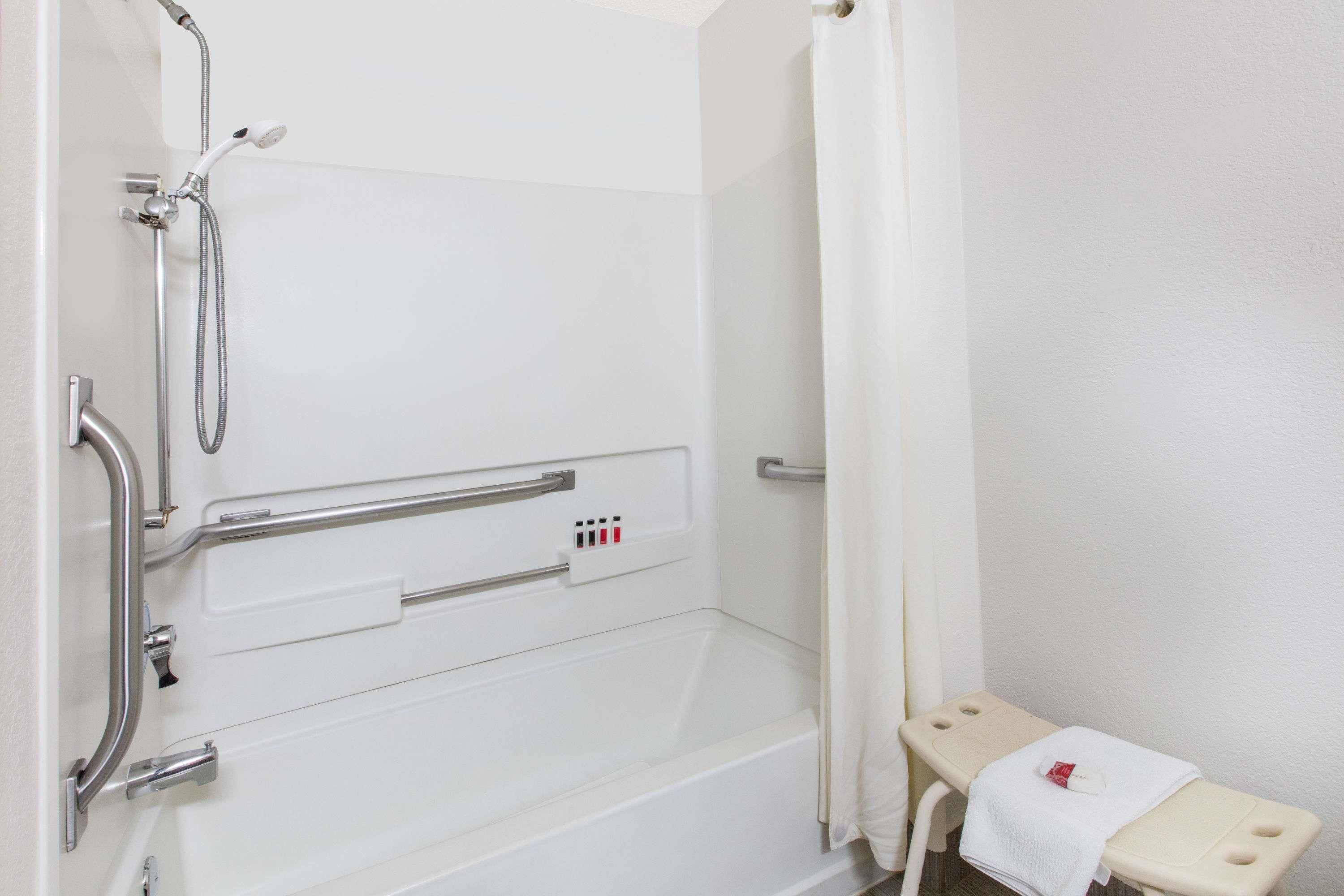Room, 1 Queen Bed, Accessible, Non Smoking (Mobility) | Bathroom | Combined shower/tub, free toiletries, hair dryer, towels