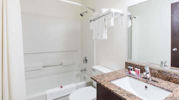 Combined shower/tub, free toiletries, hair dryer, towels