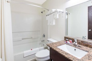 Combined shower/bathtub, free toiletries, hair dryer, towels