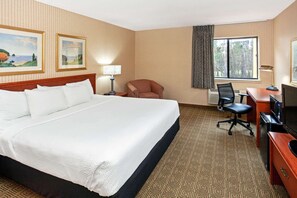 Desk, laptop workspace, blackout drapes, iron/ironing board - La Quinta Inn & Suites by Wyndham Stevens Point (Stevens Point)