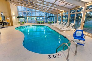 Indoor pool, sun loungers