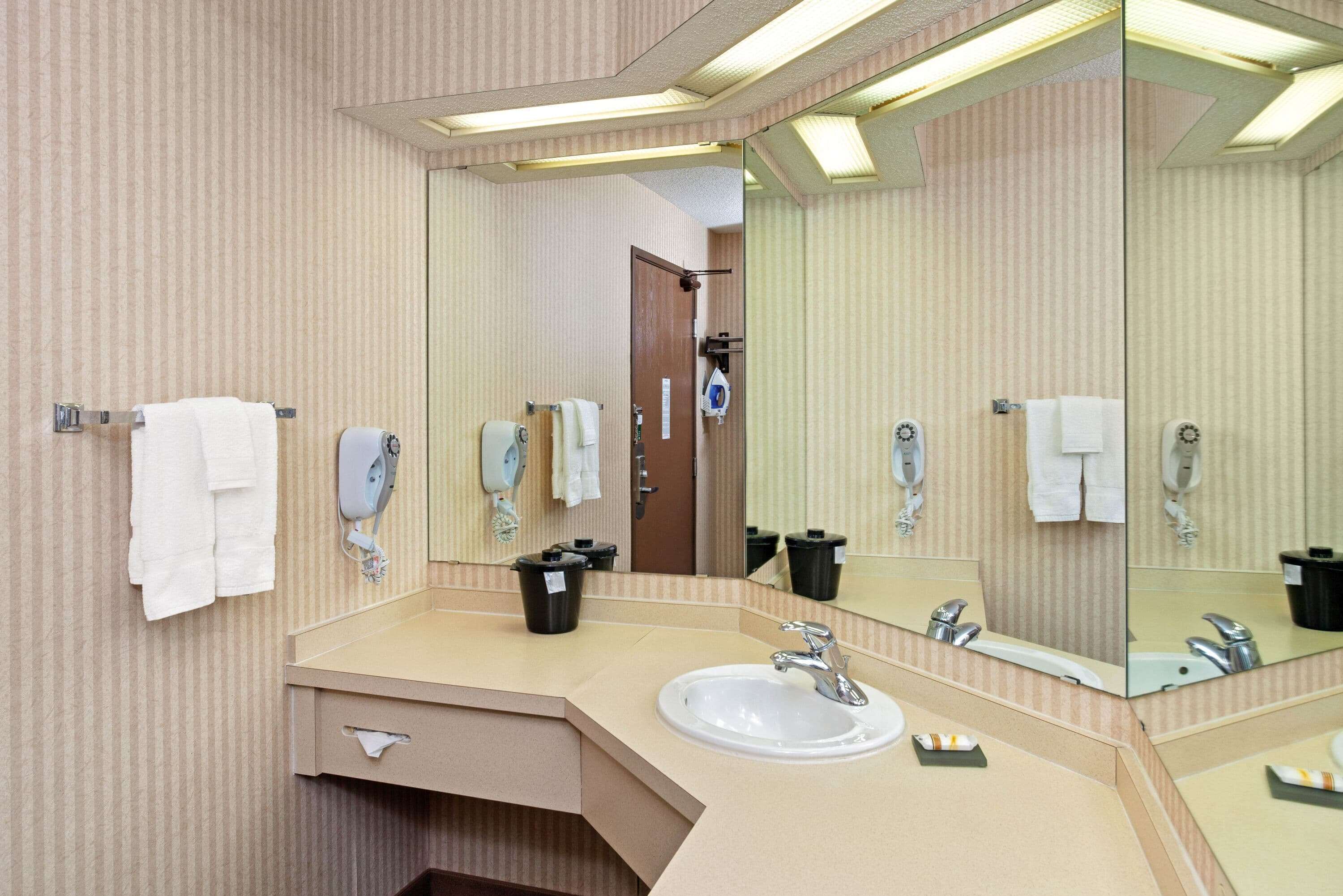 combined shower/bathtub, eco-friendly toiletries, hair dryer, towels