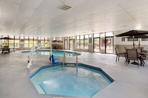 Una piscina cubierta