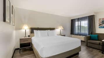 Luxe beddengoed, een bureau, een laptopwerkplek