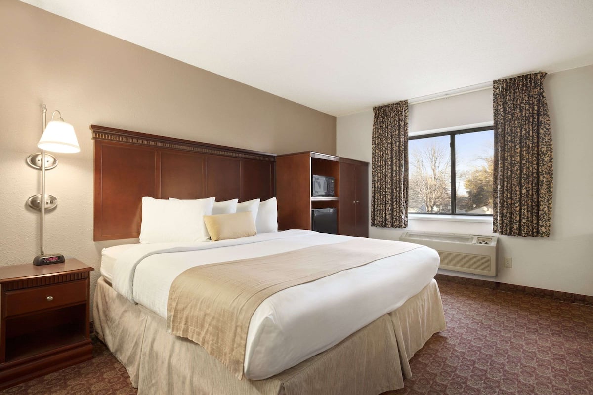 Suite, 1 King Bed, Non Smoking, Jetted Tub | In-room safe, desk, blackout drapes, iron/ironing board