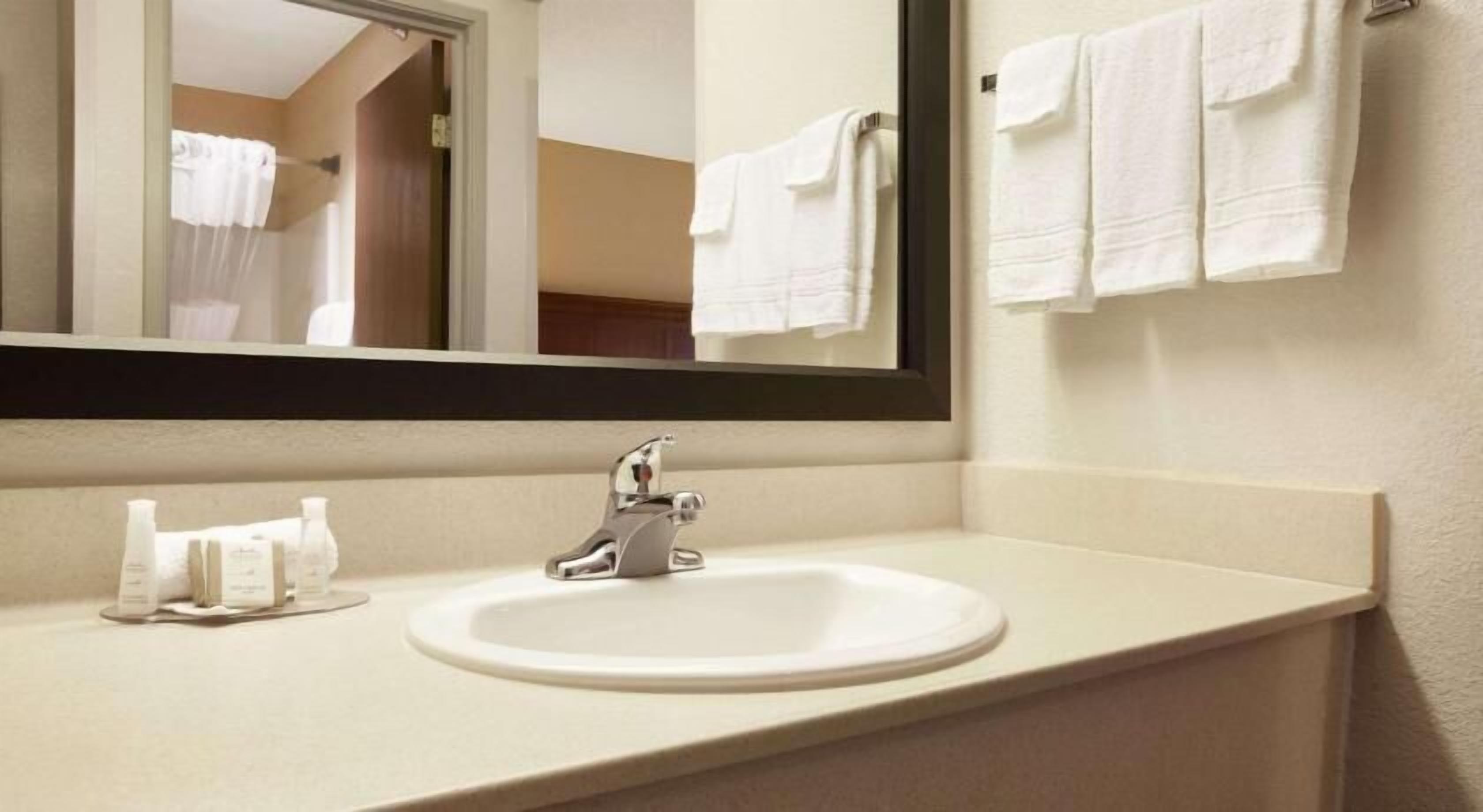 Bathroom | Combined shower/tub, free toiletries, hair dryer, towels