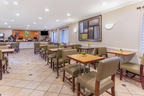 Free continental breakfast  - La Quinta Inn & Suites by Wyndham Chicago Gurnee (Gurnee)