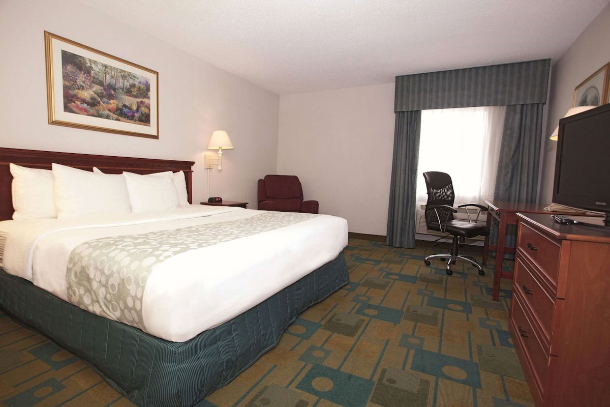 Premium bedding, desk, iron/ironing board, free WiFi