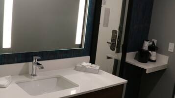 Combined shower/bathtub, free toiletries, hair dryer, towels