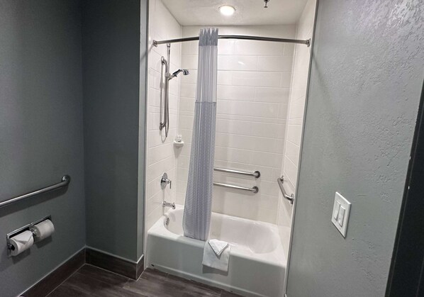 Bathroom - La Quinta Inn & Suites by Wyndham Chicago Gurnee (Gurnee)
