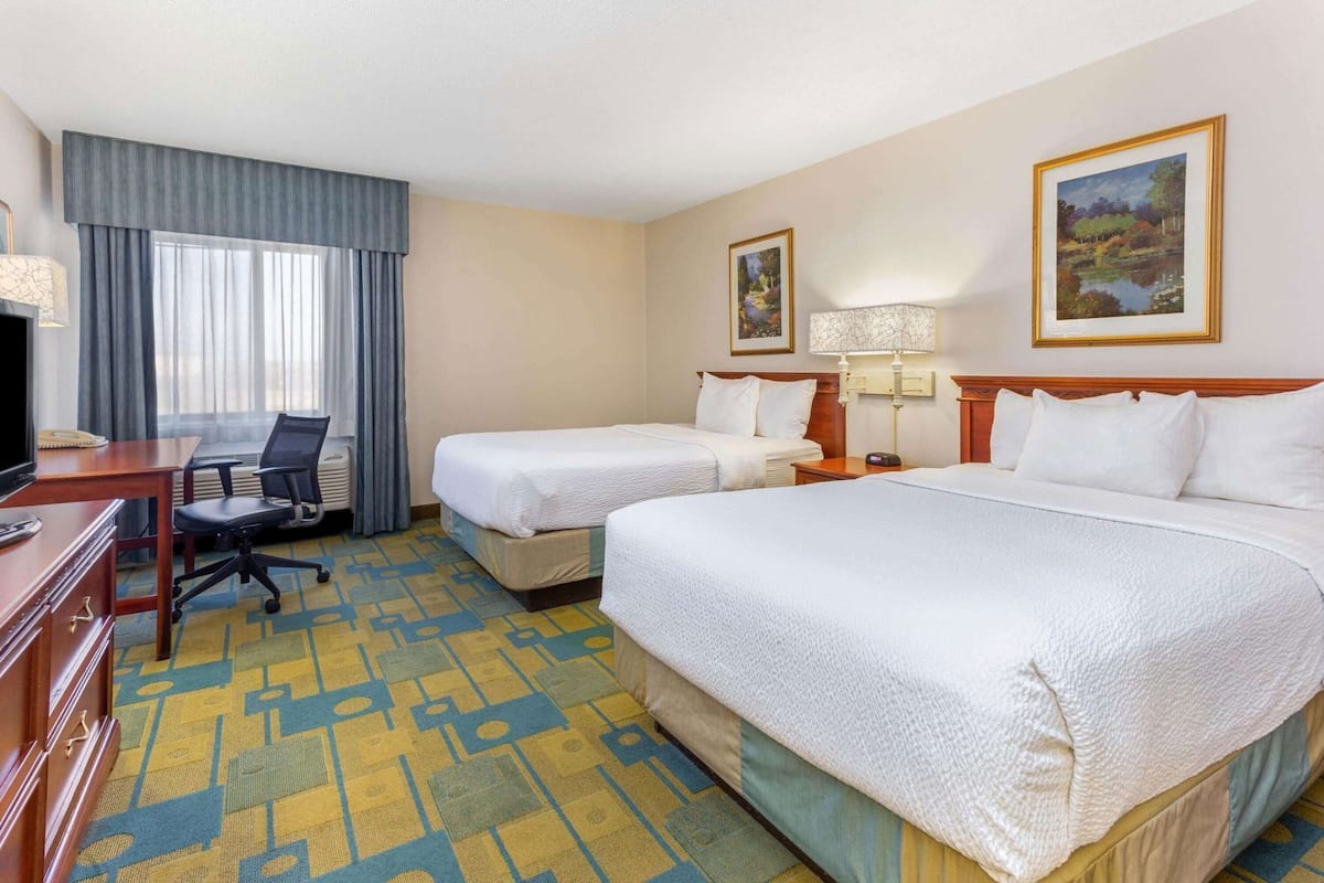 Premium bedding, desk, iron/ironing board, free WiFi