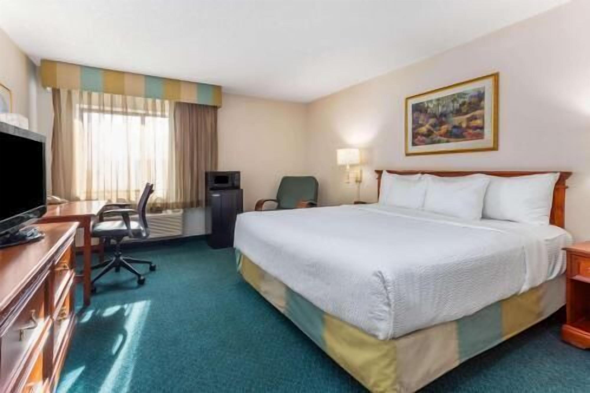 Premium bedding, desk, iron/ironing board, free WiFi