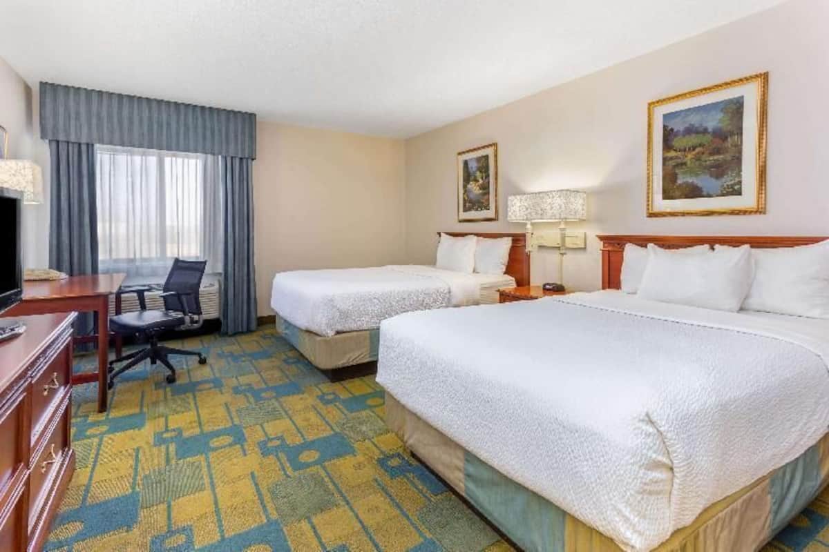 Premium bedding, desk, iron/ironing board, free WiFi