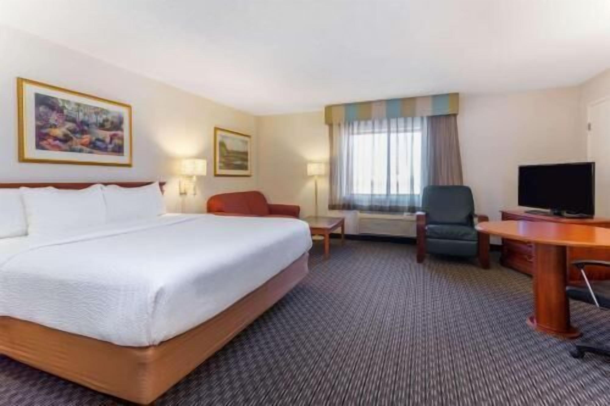 Premium bedding, desk, iron/ironing board, free WiFi