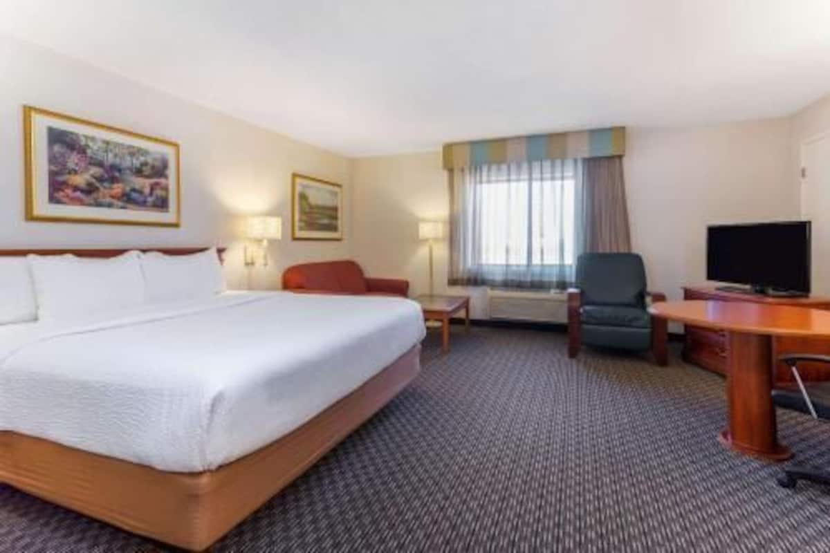 Premium bedding, desk, iron/ironing board, free WiFi