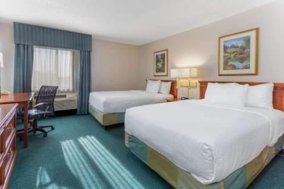 Premium bedding, desk, iron/ironing board, free WiFi