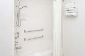 Combined shower/bathtub, free toiletries, hair dryer, towels