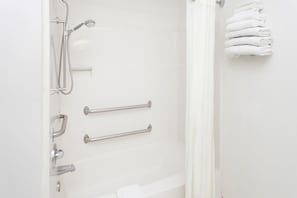 Combined shower/bathtub, free toiletries, hair dryer, towels