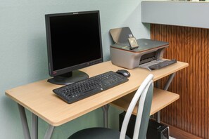 Business center - Super 8 by Wyndham Washington/Peoria Area (Washington)