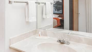 Kombinert dusj/badekar, toalettartikler (inkludert) og hårføner