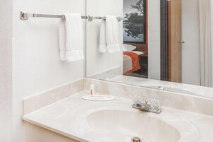 Ducha y bañera combinadas y artículos de higiene personal gratuitos