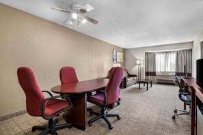 Business Room, 1 King Bed, Non Smoking | Desk, iron/ironing board, free cots/infant beds, free WiFi