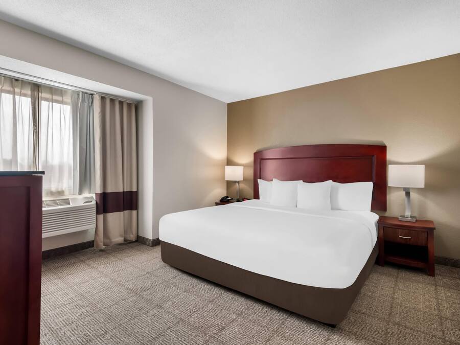 Desk, iron/ironing board, free cribs/infant beds, free WiFi