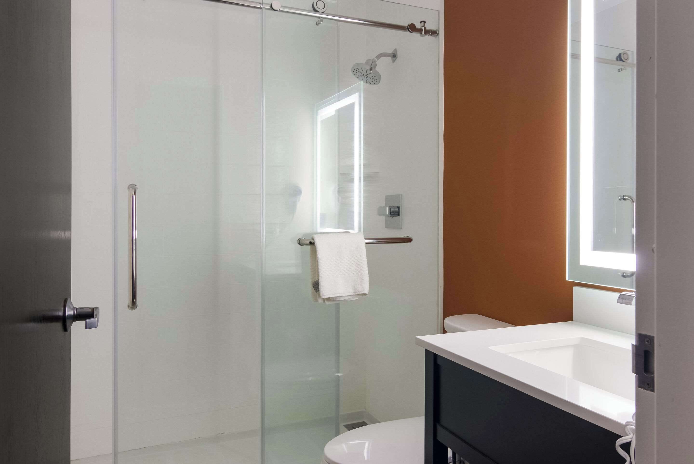 Caja de seguridad en la habitación y escritorio 