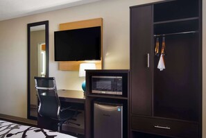 Standaard kamer, 1 queensize bed, niet-roken | Een kluis op de kamer, een bureau, een strijkplank/strijkijzer