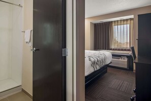 Kamer, 1 kingsize bed, niet-roken | Een kluis op de kamer, een bureau, een strijkplank/strijkijzer