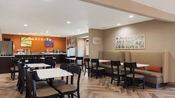 Desayuno continental gratuito y diario